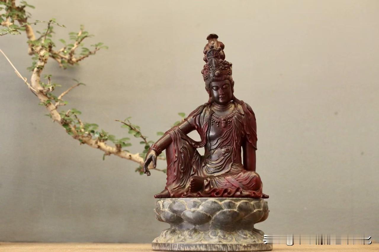 小叶紫檀｜水月观音

复刻辽代经典造像，姿态舒展从容，一手轻垂，一腿半倚，带着“
