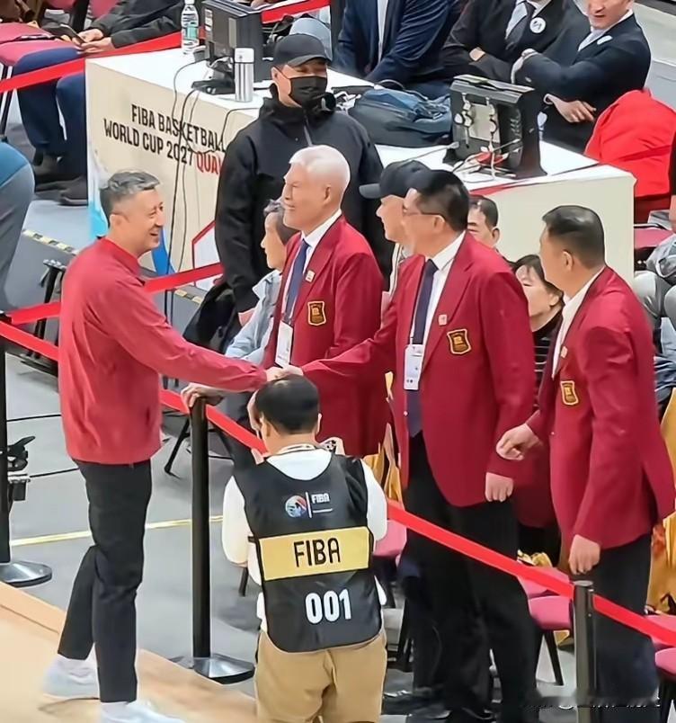 听杨毅透露，原来还有这层意思。
就是中国男篮主场对阵韩国，在五棵松，篮协举办名人