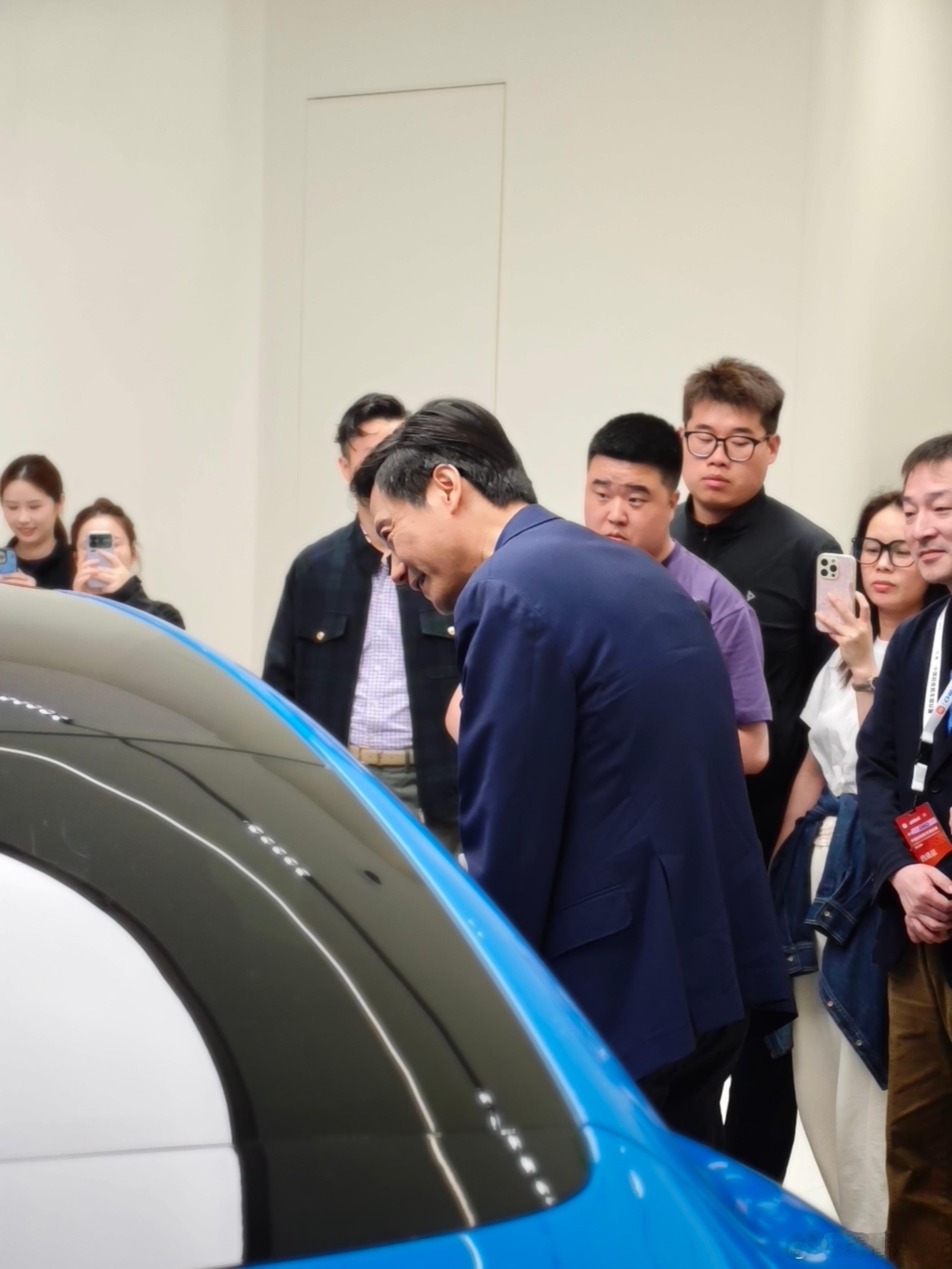 我去！雷总也太拼了！刚完成1300公里极限续航实测，转头又去上海的小米之家门店探