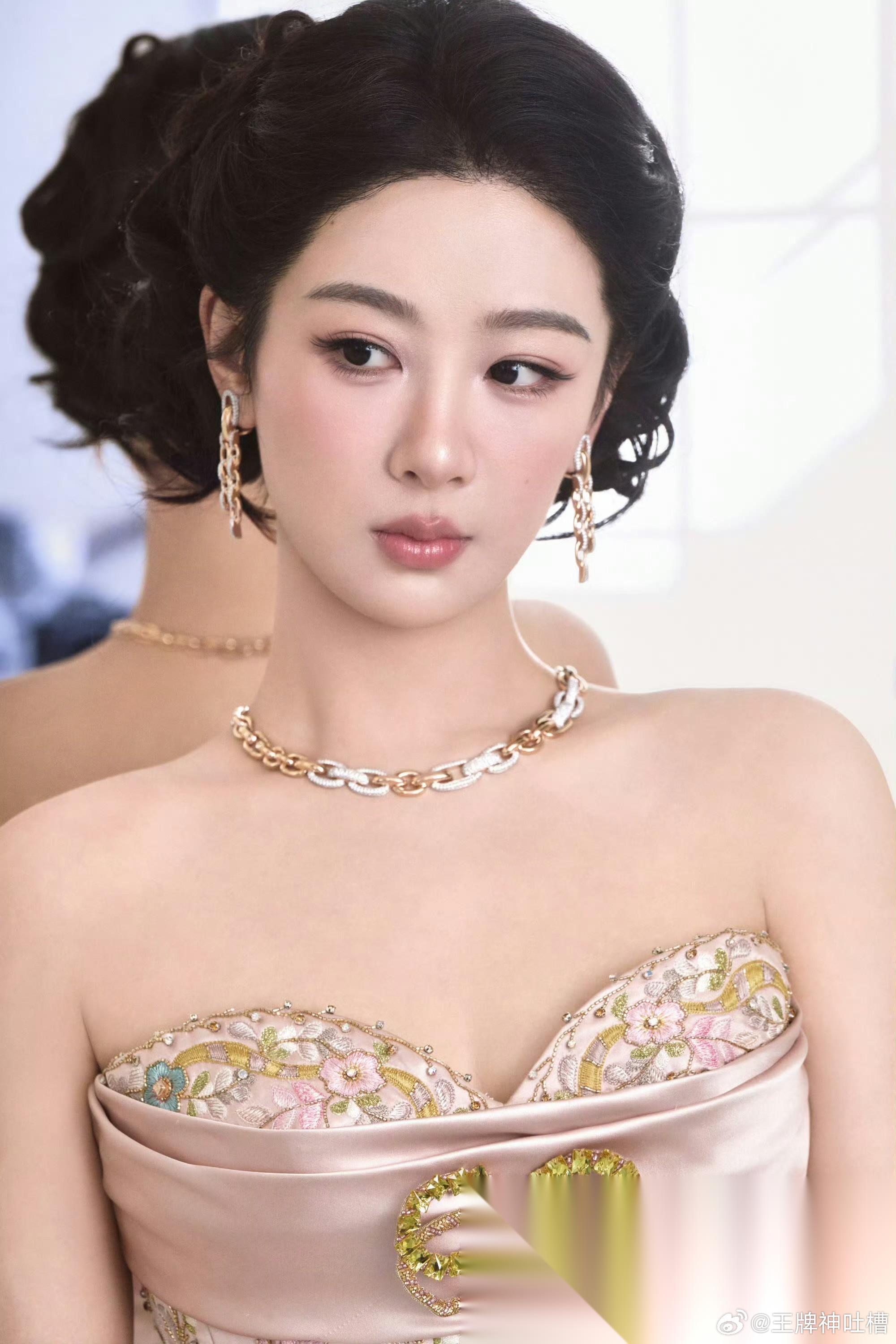杨紫得了白 玉兰视后 迪丽热巴怎么办呢 两个顶 级流量，只有杨紫的作品会 爆 杨