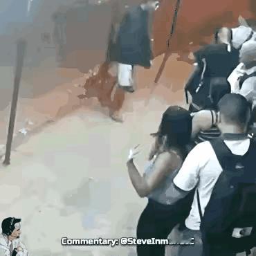 歹徒抢劫得手后，突然就犯病了，也不知道是发生了什么样的情况，也许是由于过度紧张，