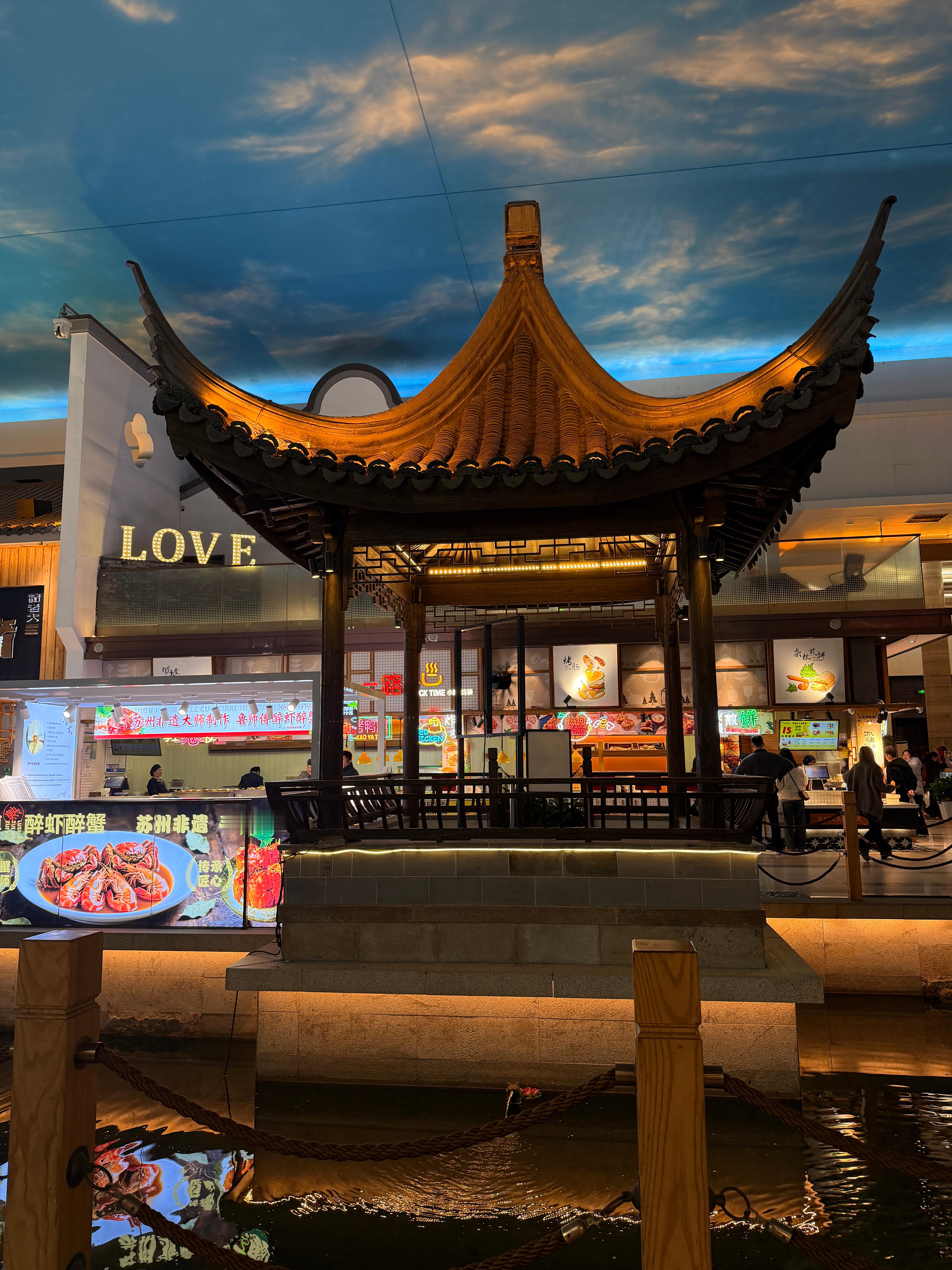 还得是江苏啊！！！我们在全国最壕服务区，整口饭吃 苏州·(阳澄湖服务区)餐厅(1