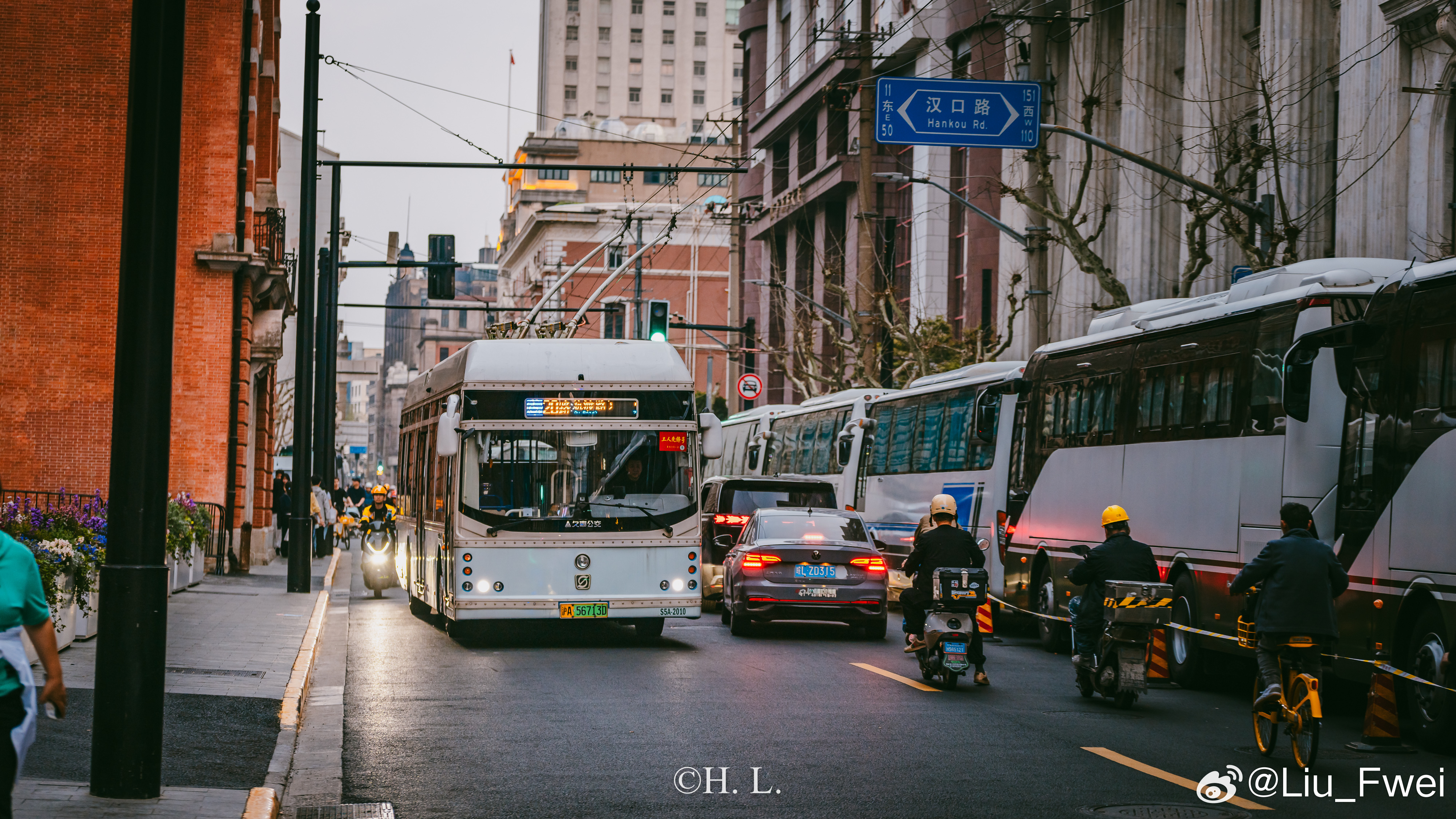 清明节小长假，外滩周边熙熙攘攘的游客和步履维艰的20路无轨电车。感觉现在大家都转