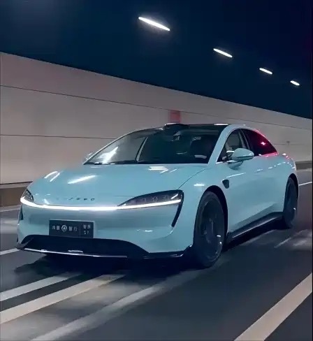 智界S7低风阻流线轿跑造型，无边框车门，简约高级，颜值辨识度高，把性能、智驾、舒