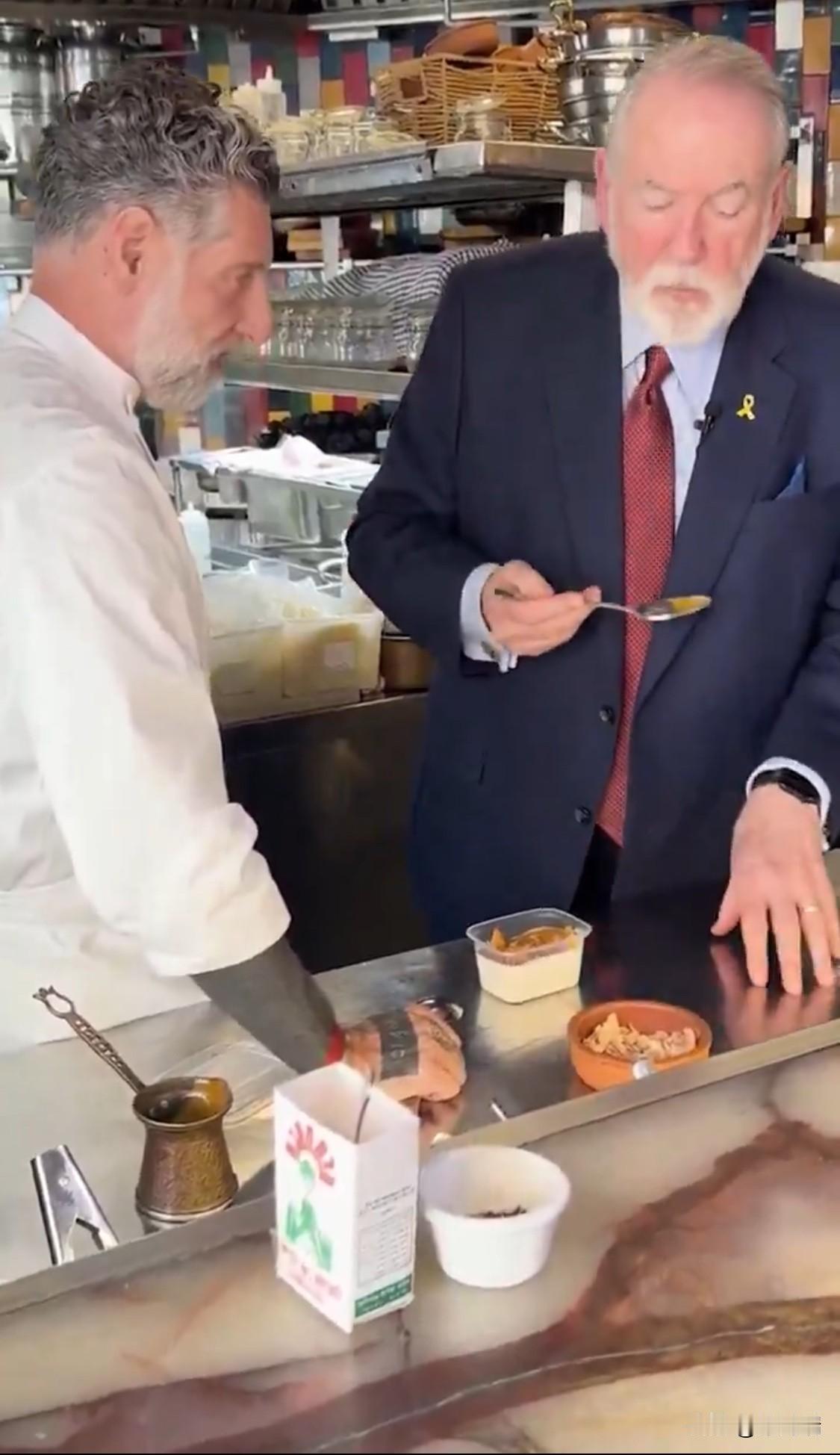 美国驻以色列大使迈克·赫卡比最近在耶路撒冷的Machneyuda餐厅与以色列著名