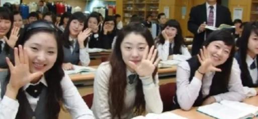 一位韩国华人表示，韩国人的工资是中国人的八倍，中国人有什么资格嘲笑韩国，首先不可