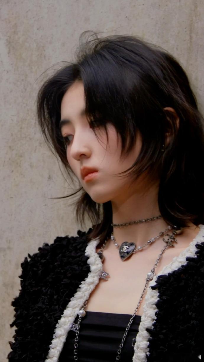 张子枫西湖一遇触碰无界热爱  张子枫拍摄花絮live图  从张子枫的拍摄花絮li