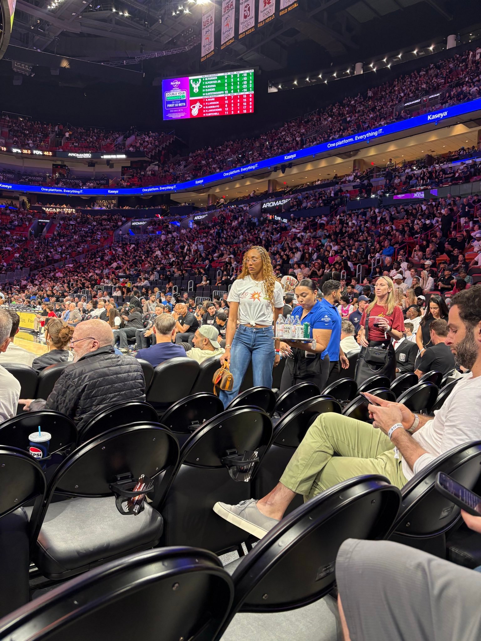 阿贾威尔逊今晚穿的定制emoji T恤——💯 💥 🐍致敬三位单场历史级得分