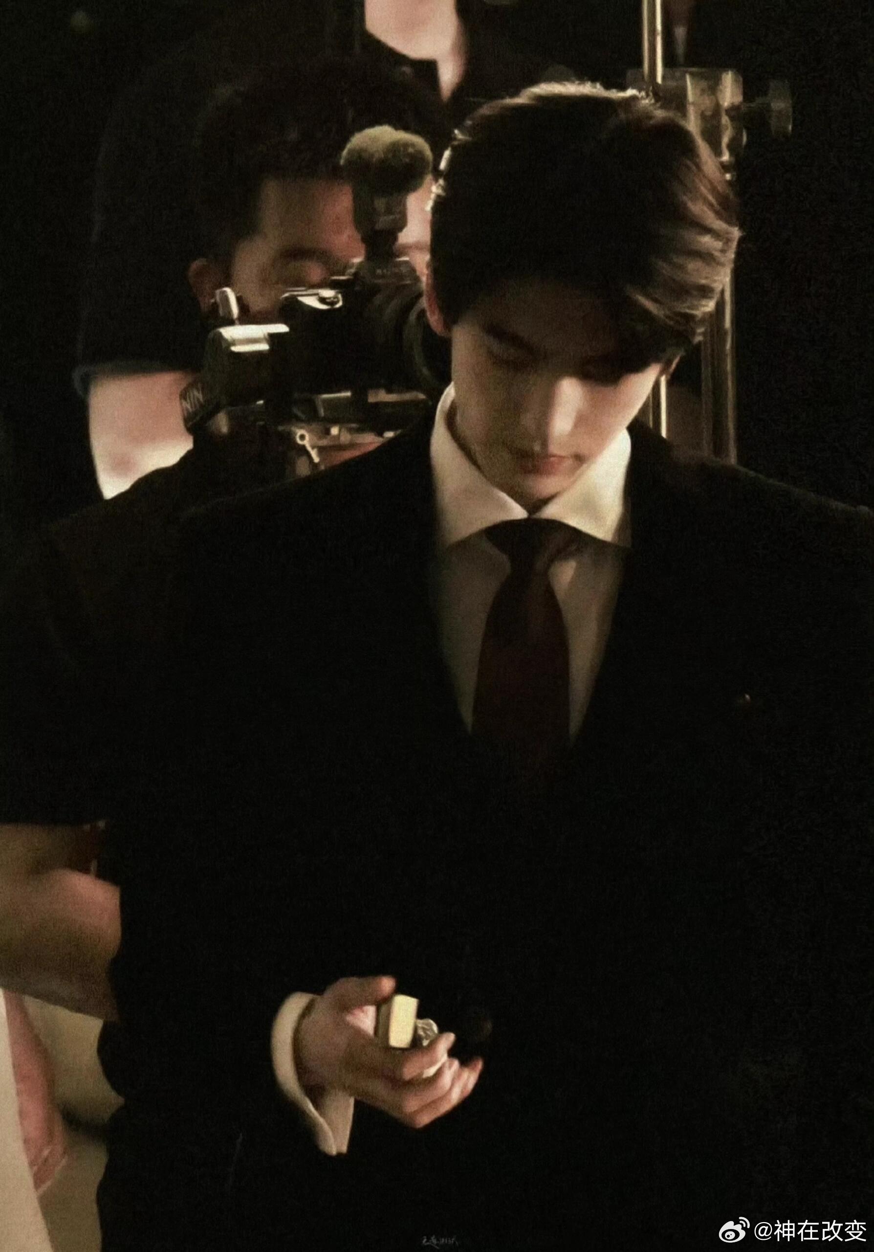 张凌赫  𝐒𝒉𝒂𝒓𝒆壁纸📷｜张凌赫超级喜欢的一组！可以自存哦张凌赫｜