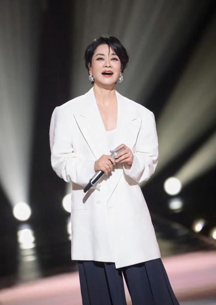 女儿，解丰鸣，2004年出生，现在22岁，身高173㎝，在漂亮国攻读艺术设计方面