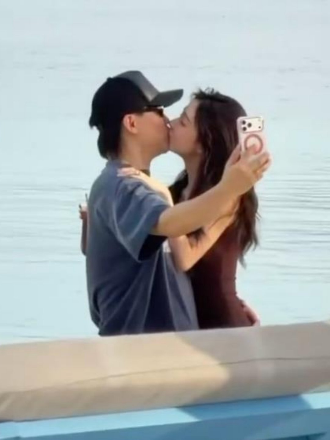 胡彦斌易梦玲恋情曝光后，有网友传言，胡彦斌用“三折叠屏手机”拍摄与易梦玲的马尔代