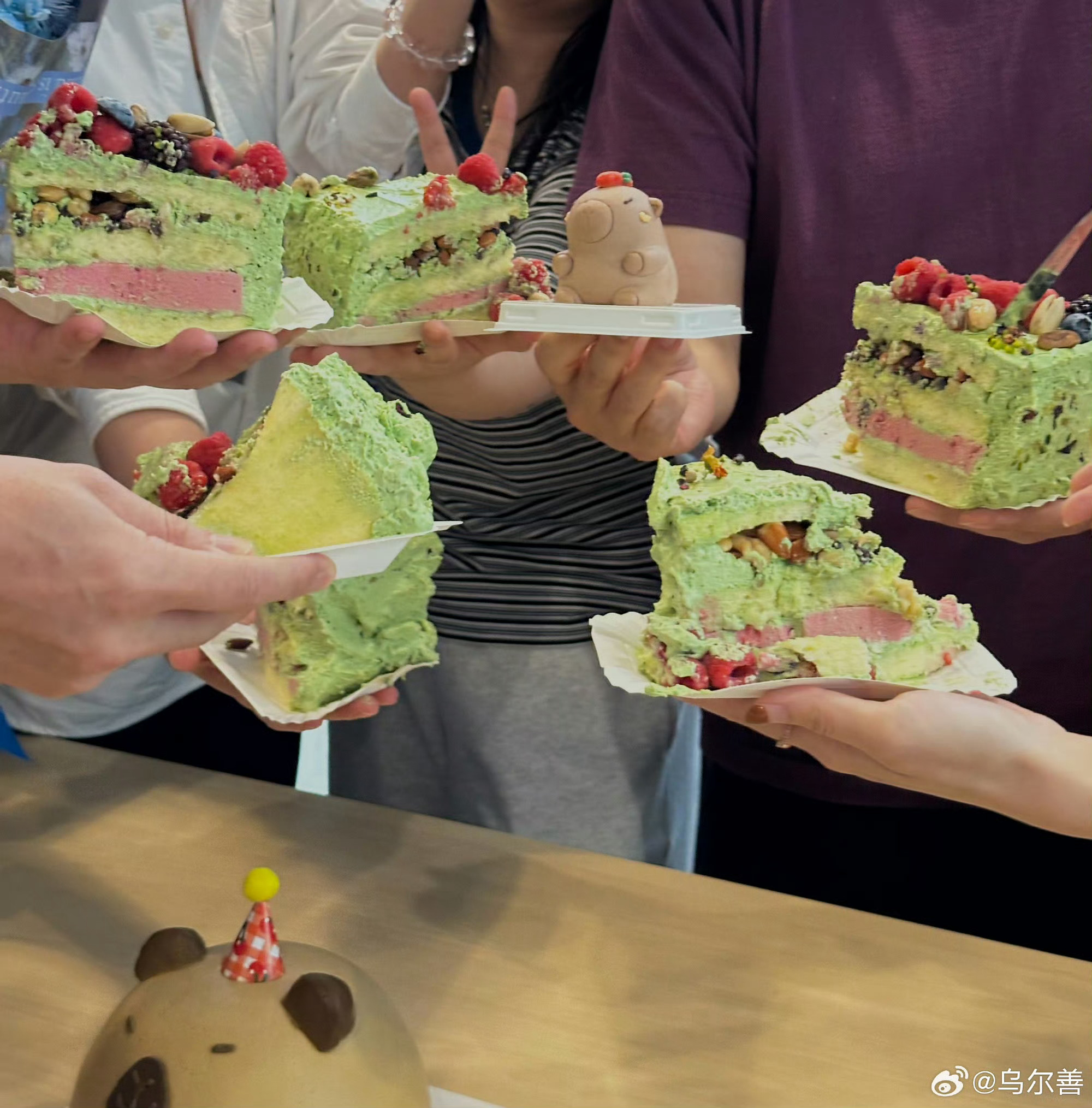 乌尔善发布54岁庆生照 