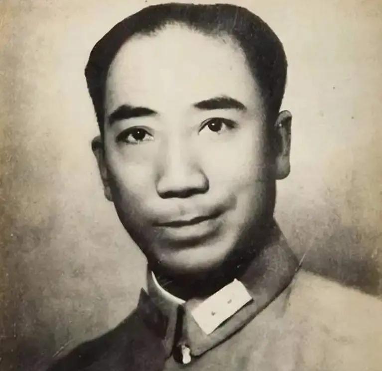 1938年，武汉会战期间，军统湖北站副站长指着钱大钧的鼻子骂道：“你这老东西，别