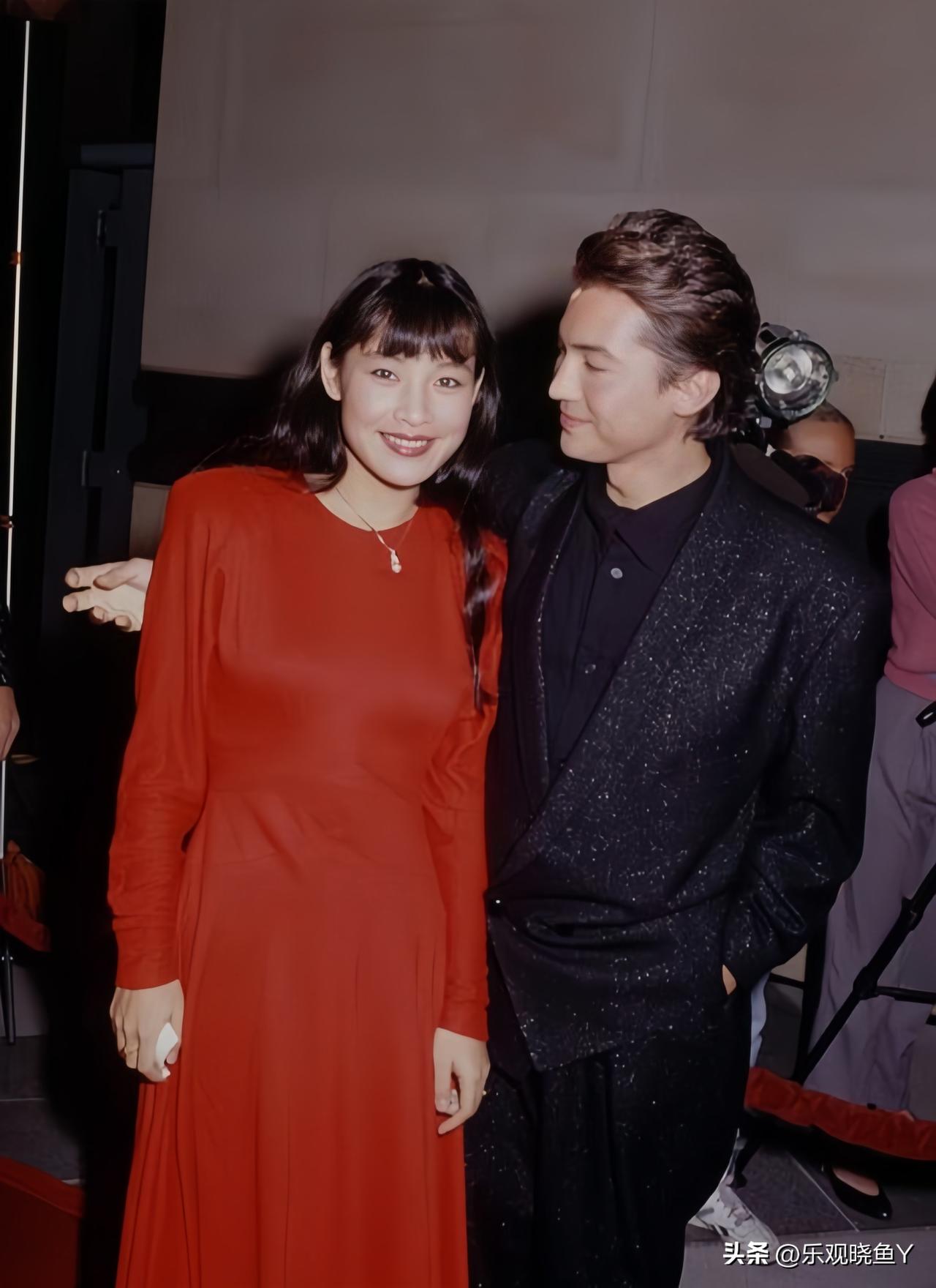 这是尊龙和陈冲一同参加活动时的一张合影，拍摄于一九八八年。彼时尊龙三十六岁，英俊