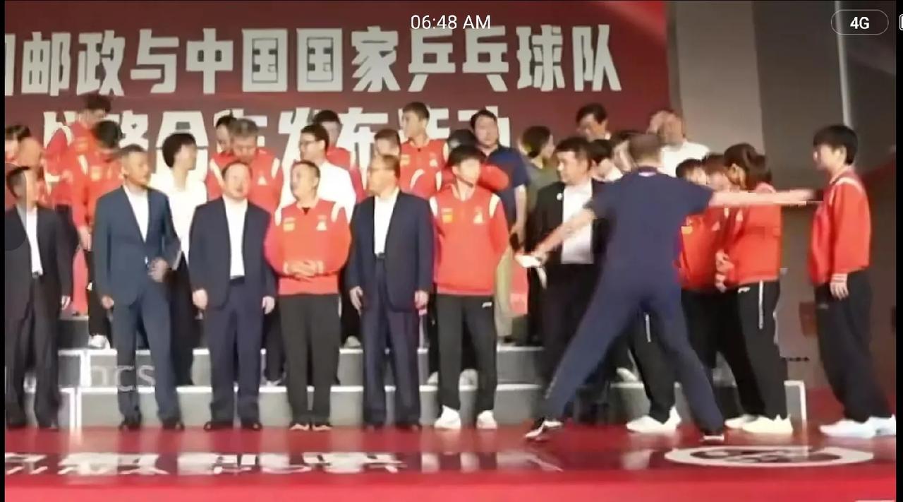 2022年和中国邮政的合影，
孙颖莎就被安排C位了？

当时莎莎刚拿到东京奥运会