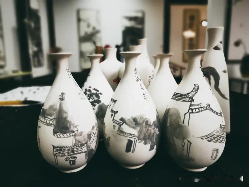 看到“一笔三行诗”这个上联，挺有意思，下联得好好琢磨。上联中“一笔”是动作起始，