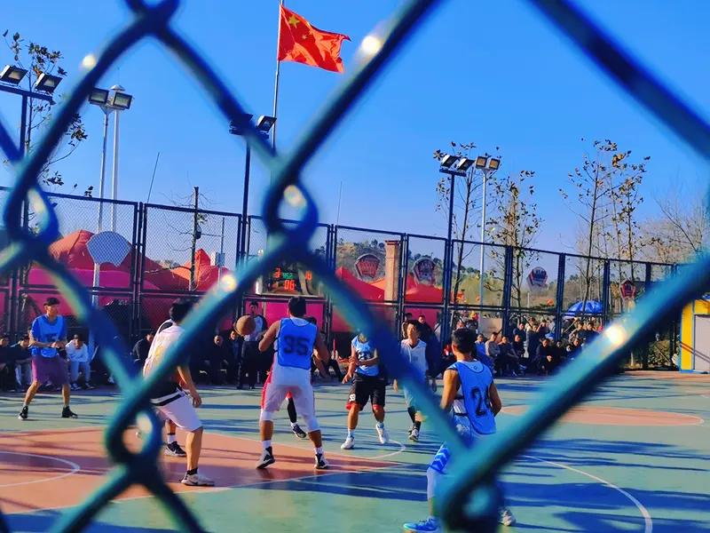 三人男篮与五人男篮有哪些不同三人篮球场地更小、半场作战，10分钟限时，率先21分