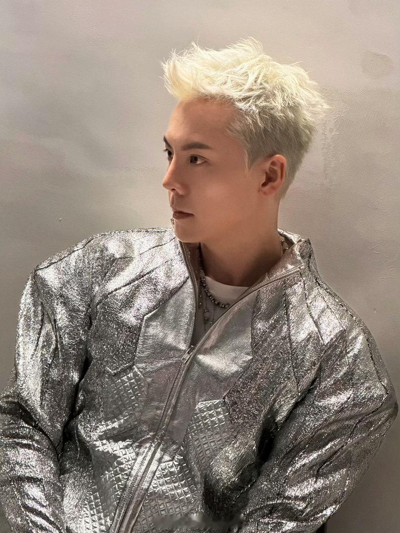 陈伟霆TIMA银发我勒个豆！好帅！吃了“反腐剂”吗？这么年轻🙉 