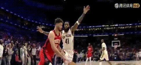 他最后那一攻，想的根本不是赢球。
是怕背锅。
更衣室的争吵把战术板都砸了。
没人