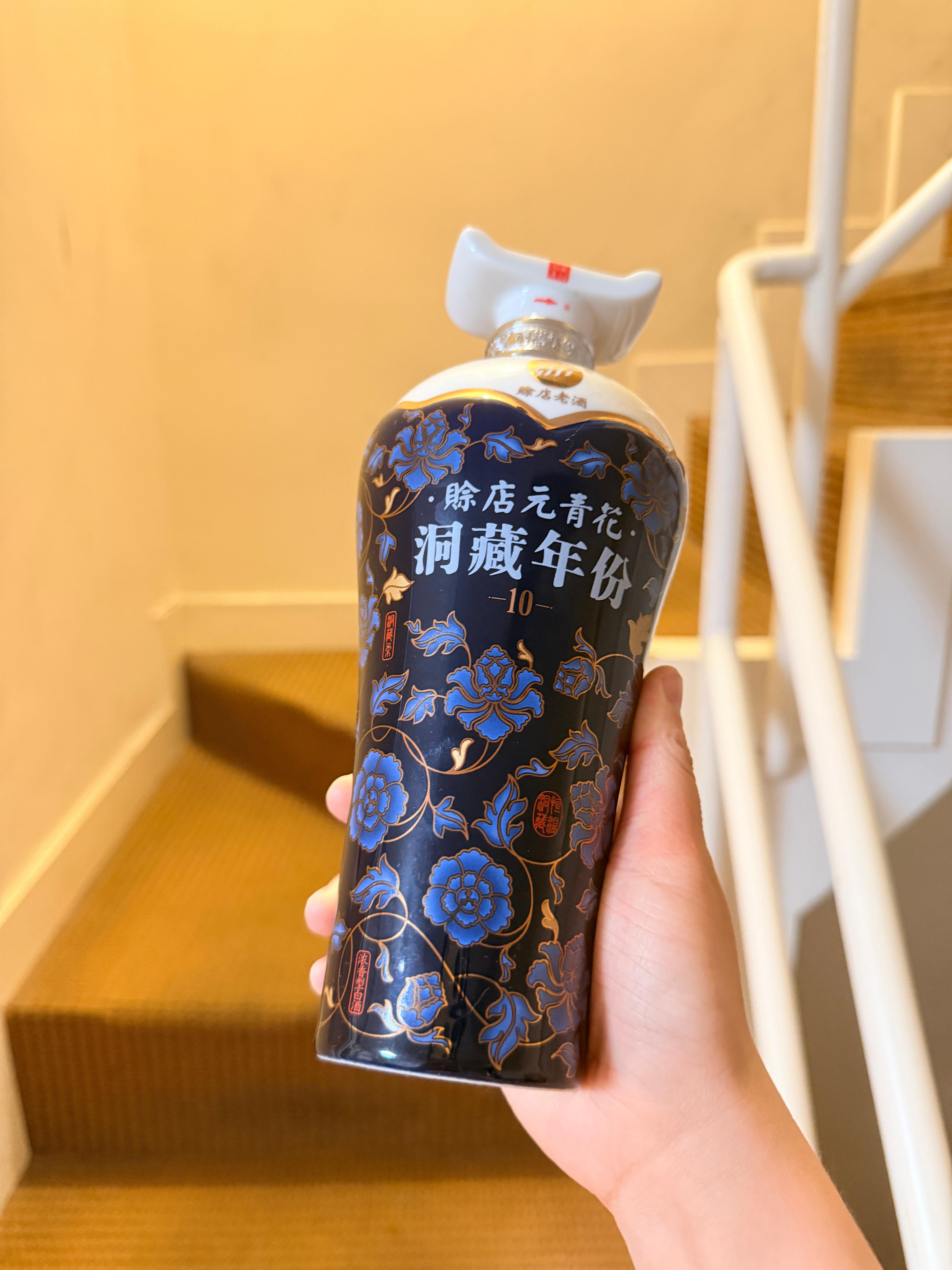 人生总要遇到一些SB的人和事 不是吗？一整瓶白酒下肚一点醉意也没有借酒消愁愁更愁
