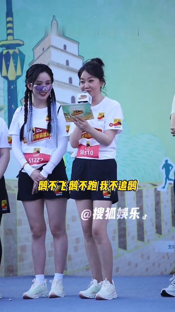 闫妮陕西话绕口令梦回武林外传。
搜狐娱乐。
我吃鹅蛋我养鹅，我不吃鹅蛋我不养鹅。