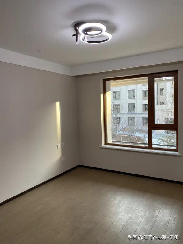 房价上涨有人吃到红利，房价下跌也有人会吃到红利的。
今天单位的一个小年轻开心的过