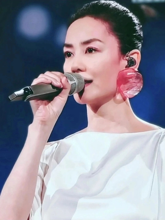 王菲水滴耳环王菲这副水滴耳环真的太绝了！简约清冷、高级到骨子里，衬得她侧脸线条干