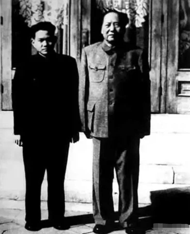 毛主席视察天津时想见李银桥，得知他已经入狱，伟人只说了两个字：瞎搞！

那是个夏