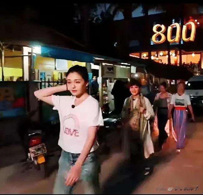#寻找热爱表达的你#具俊晔不在家，大S跟好姐妹出去蹦迪，放纵自己。忽然发现，大s