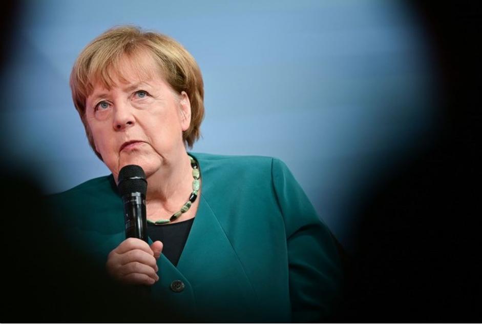 德美AI监管大战一触即发！默克尔强硬喊话：绝不能放任不管
 
德国《世界报》12