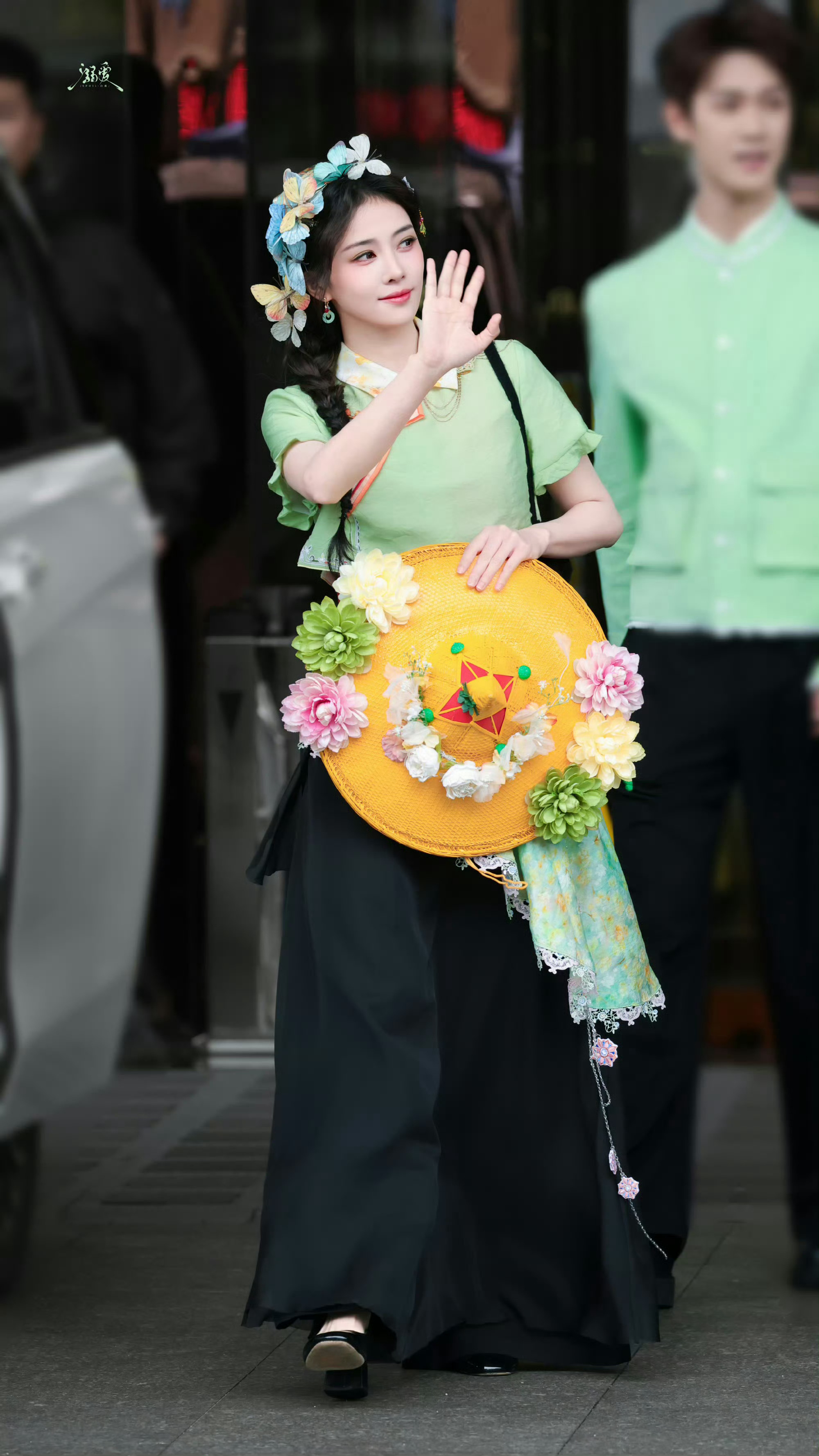 网友开始嗑李昀锐和白鹿别搞白鹿，白鹿是少有的不靠cp火起来的流量花，靠的是美貌出