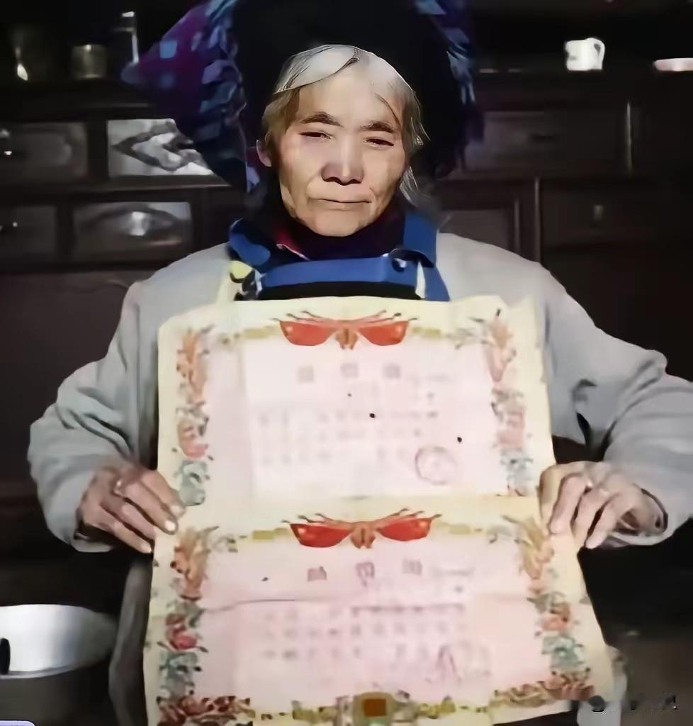 1979年，一位战士壮烈牺牲，妻子拒绝改嫁。没想到，28年后，妻子借了2000元