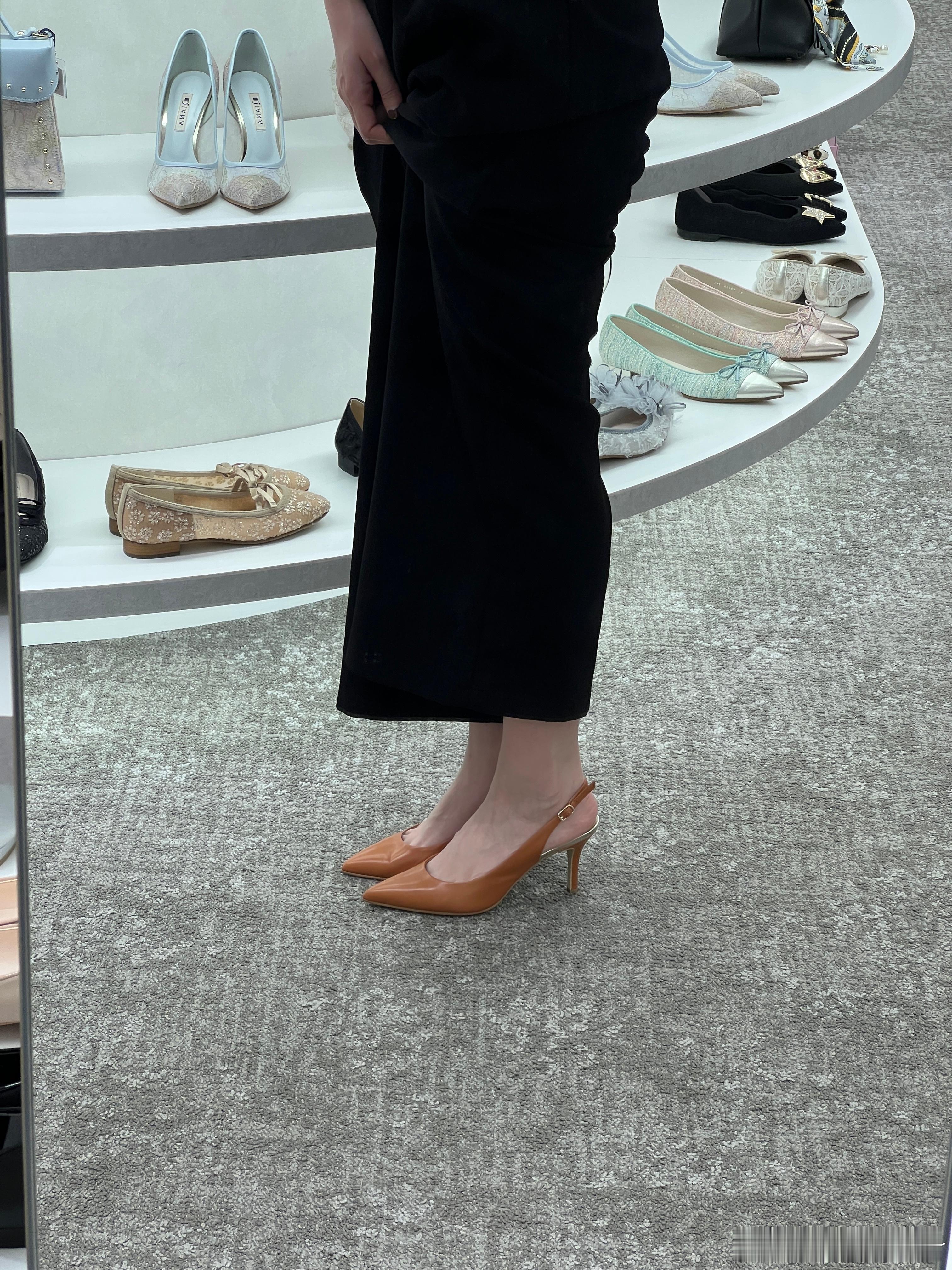 来试鞋啦大家帮忙看看哪个好？ 