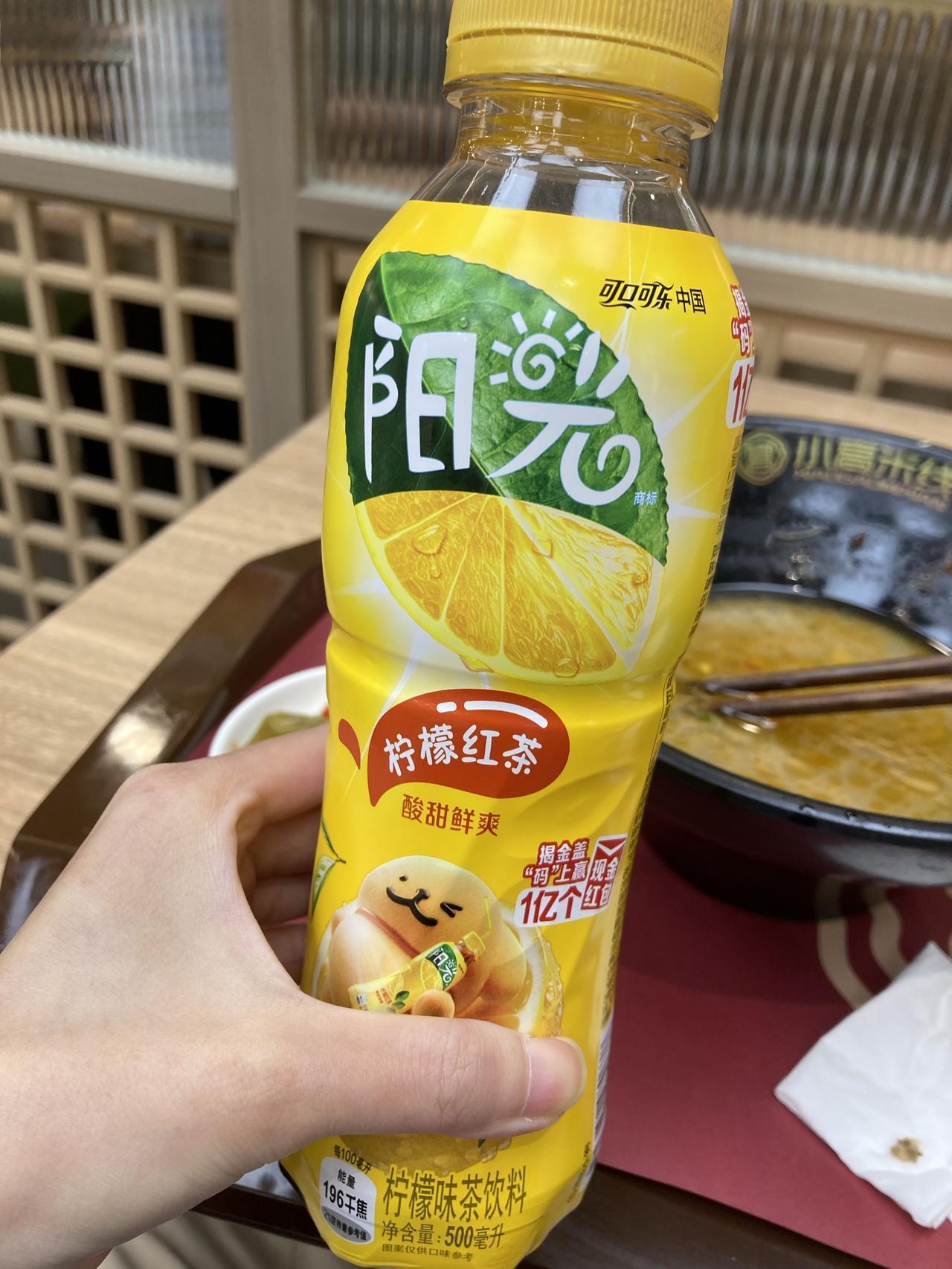 可口可乐公司出品，柠檬红茶，我看六块钱两瓶，就买来试试，太难喝了。不信邪的可以买