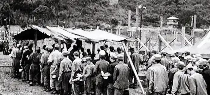 1954年，14000余名志愿军战俘被遣往台湾，蒋经国在码头悄然落泪，蒋介石当夜