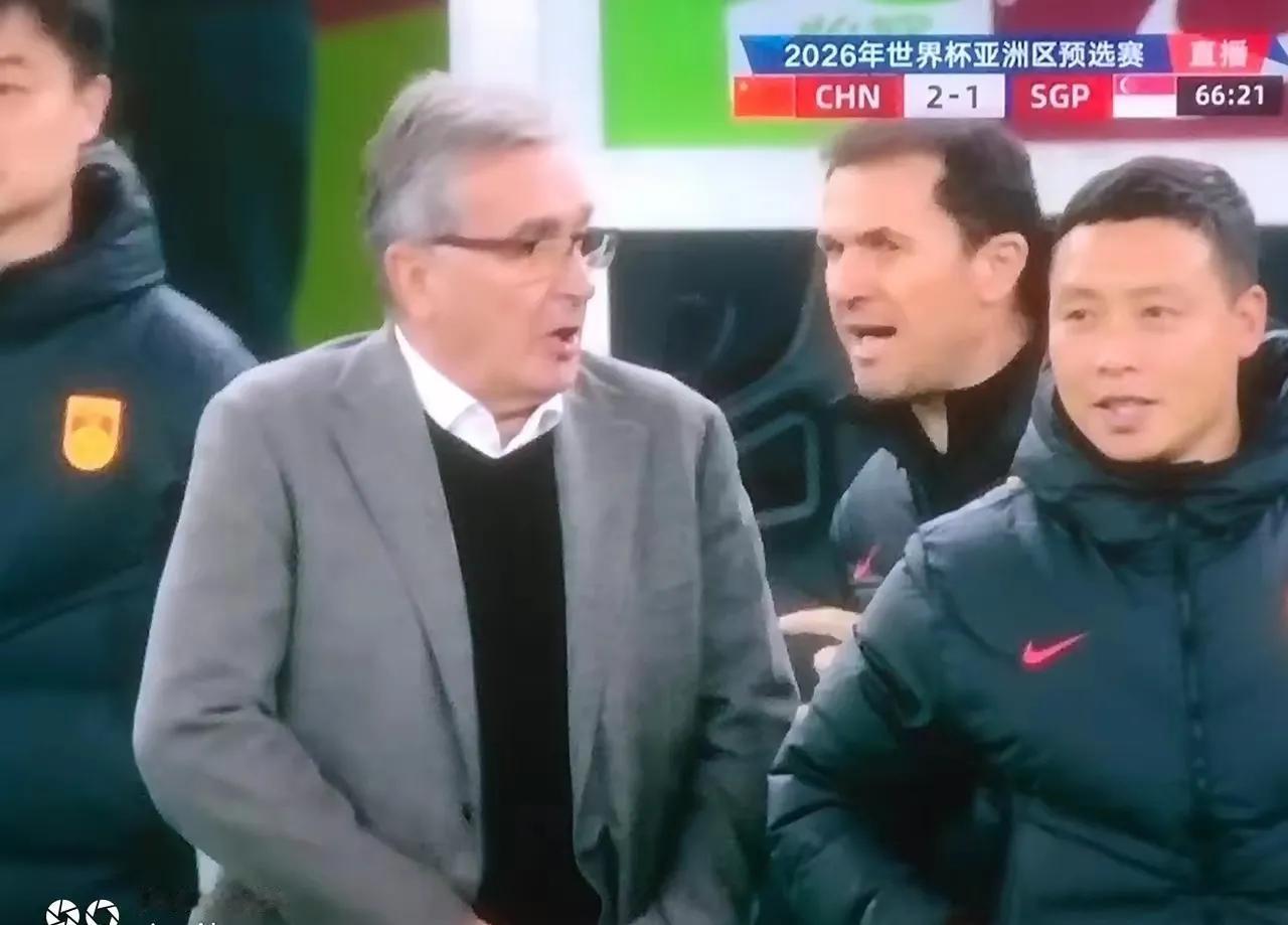 这两场我发现一个隐藏的问题：小摩托打的右前卫，离对方球门太远。过人后，依然离球门