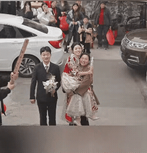 谁懂啊！
       这场婚礼直接把“婆媳和谐”焊在了最高点！
       