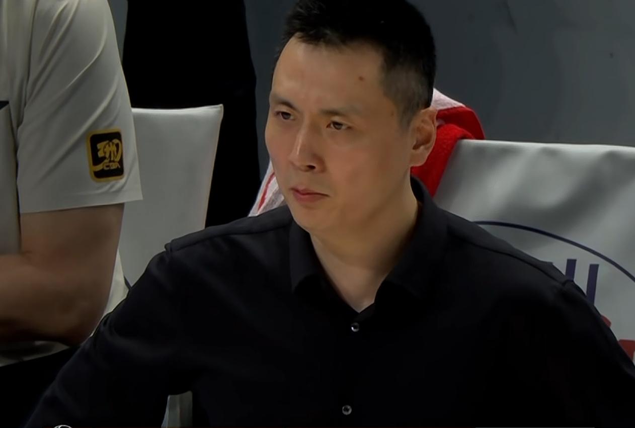 今晚上海队之所以把北京队打蒙了，正如卢伟赛前所说的那样，第二场输球后全队彻底放下