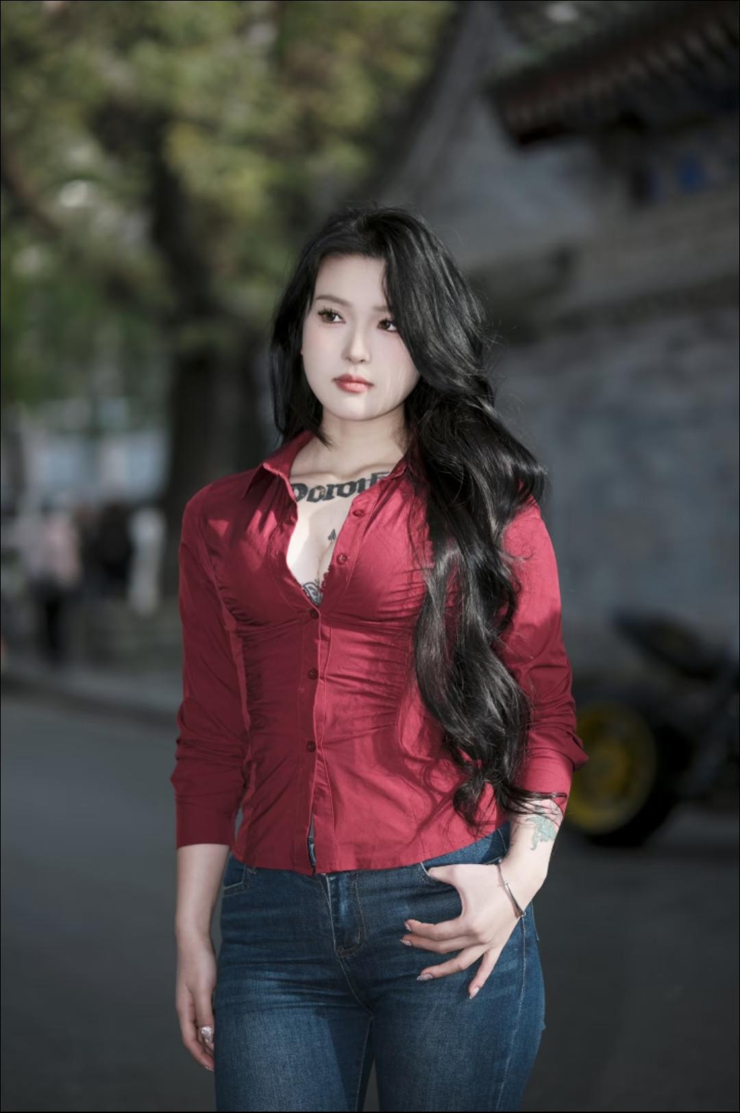 红衣美人倚树立，青石巷中见芳姿。