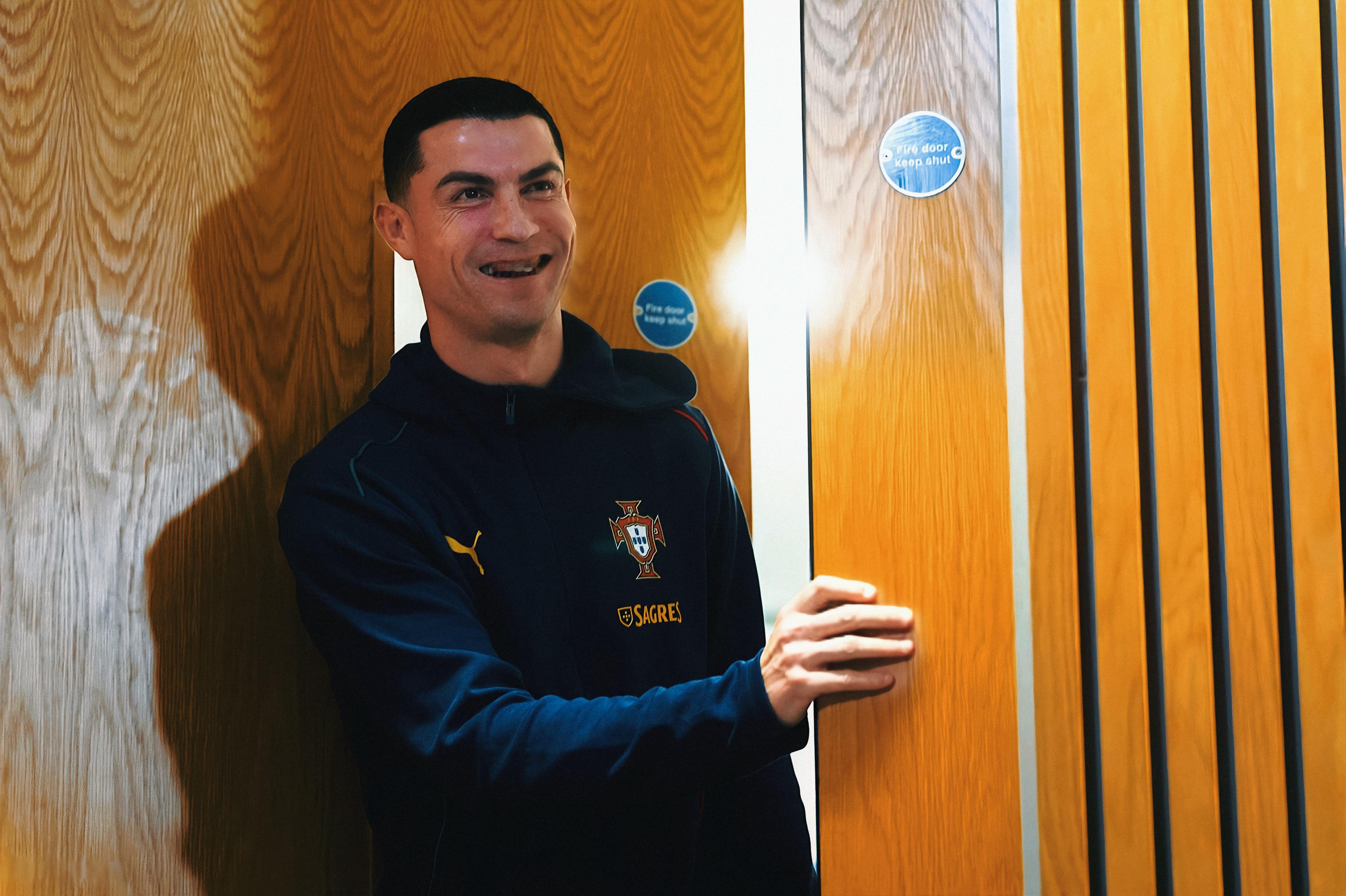 🎞️ C罗出席对爱尔兰新闻发布会的赛前，在门外和记者们的调皮互动   