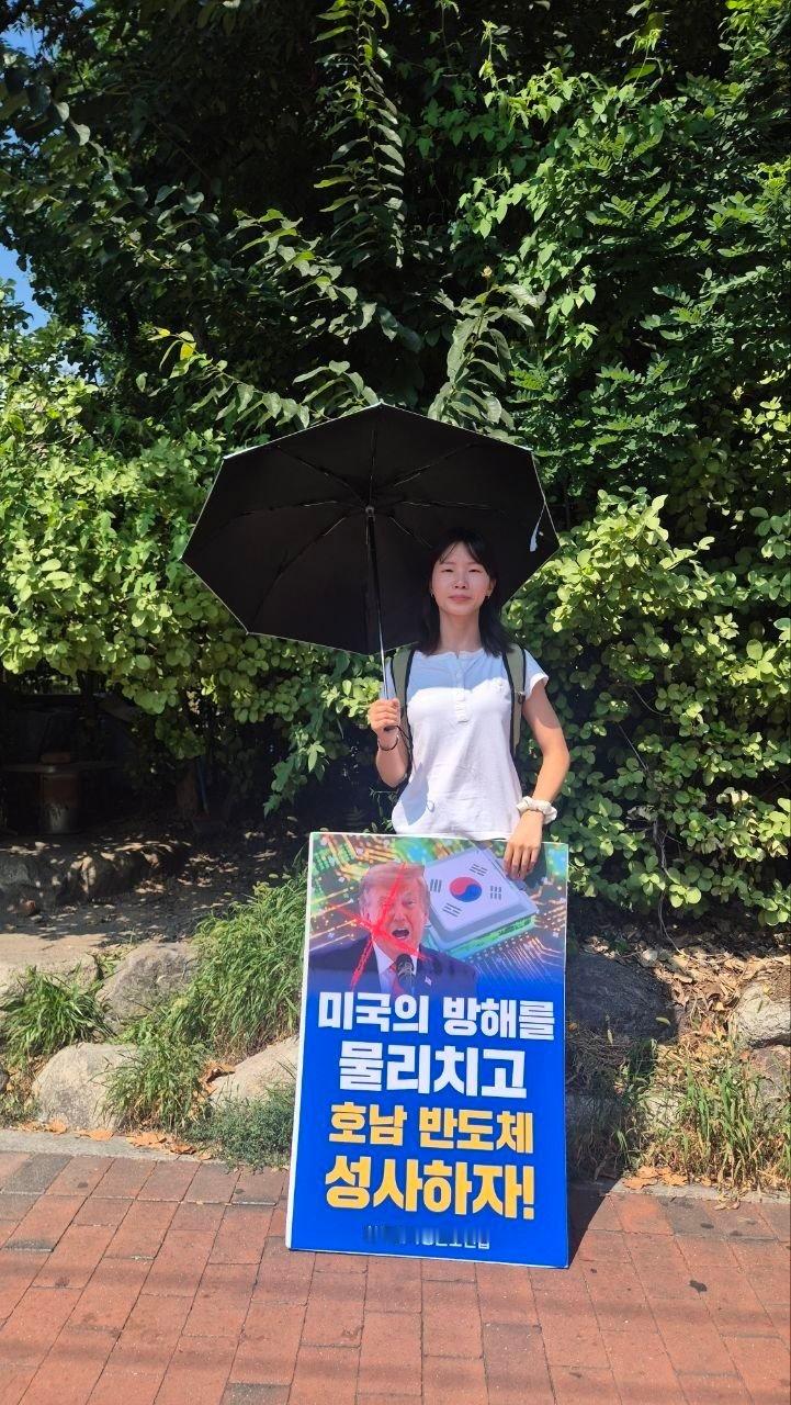 韩国8名大学生闯驻韩美军基地被捕韩国8名大学生因闯入驻韩美军基地被逮捕今天上午1