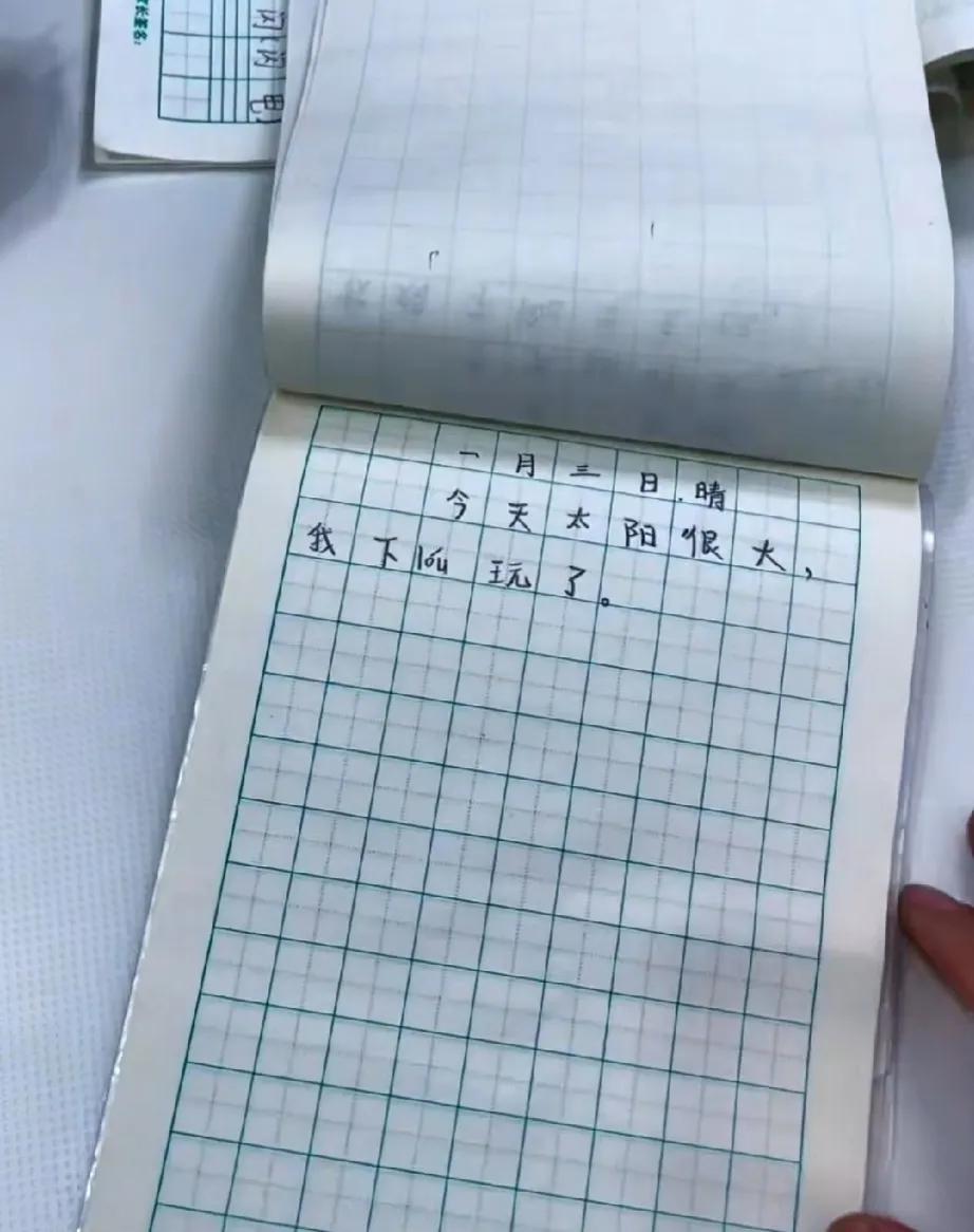 马上就要开学了，网上父母纷纷晒出自己娃娃的作业，还戏称  “这就是赶工期的结果，