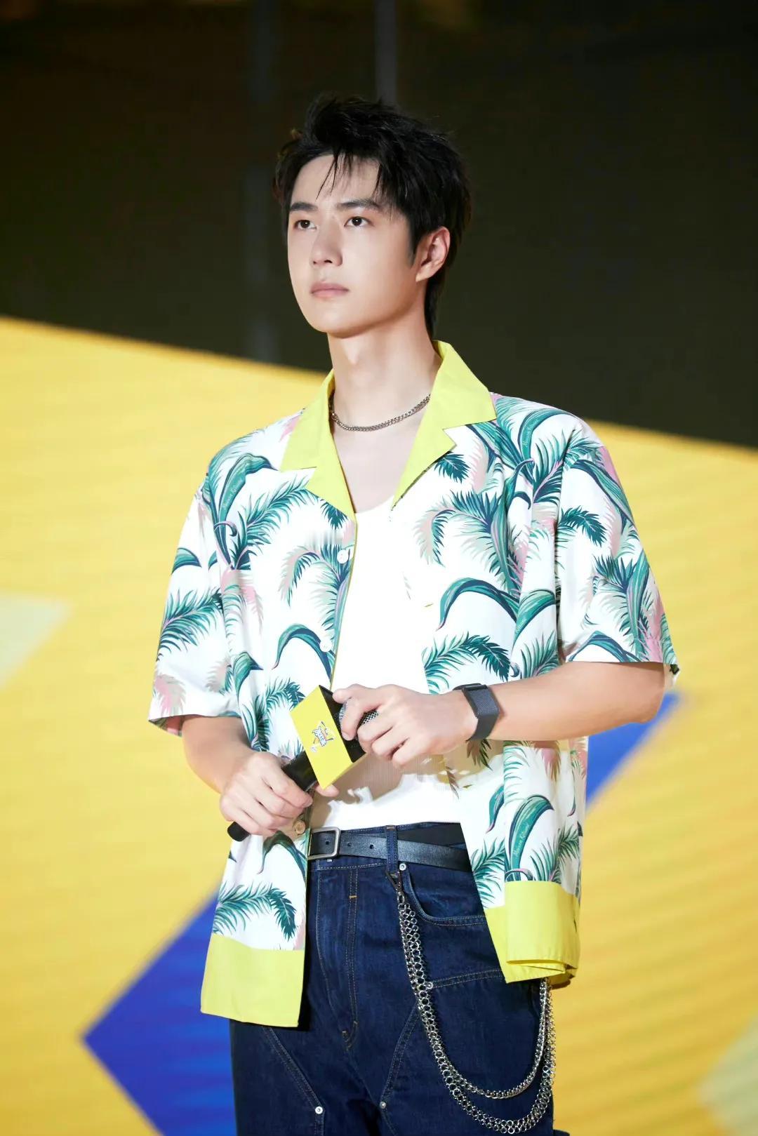 青春洋溢，活力四射。
是夏天海边的味道，是干净清爽的大男孩儿的模样。
自在，松弛