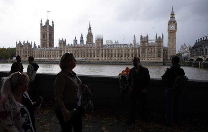 英国将对俄制裁清单新增85项
 
制裁名单纳入了俄罗斯青年事务署署长格里戈里·古
