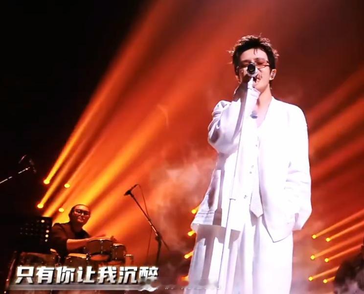 王一珩田野汲取创作灵感王一珩把泥土诗意唱成歌田间劳作的点滴感悟，化作王一珩珍贵创