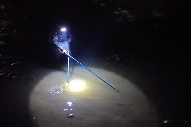 江苏宜兴，阿华和阿伟相约一起去电鱼，返程途中阿伟意外落水溺亡，阿伟家属认为，阿华