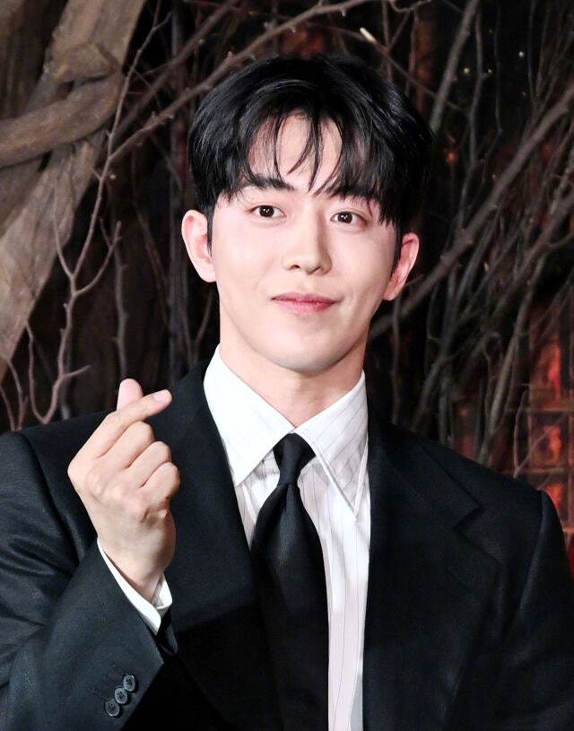 南柱赫 有望出演新剧Heartbeat 男主角。南柱赫饰演隐瞒过去的男人车信祖一