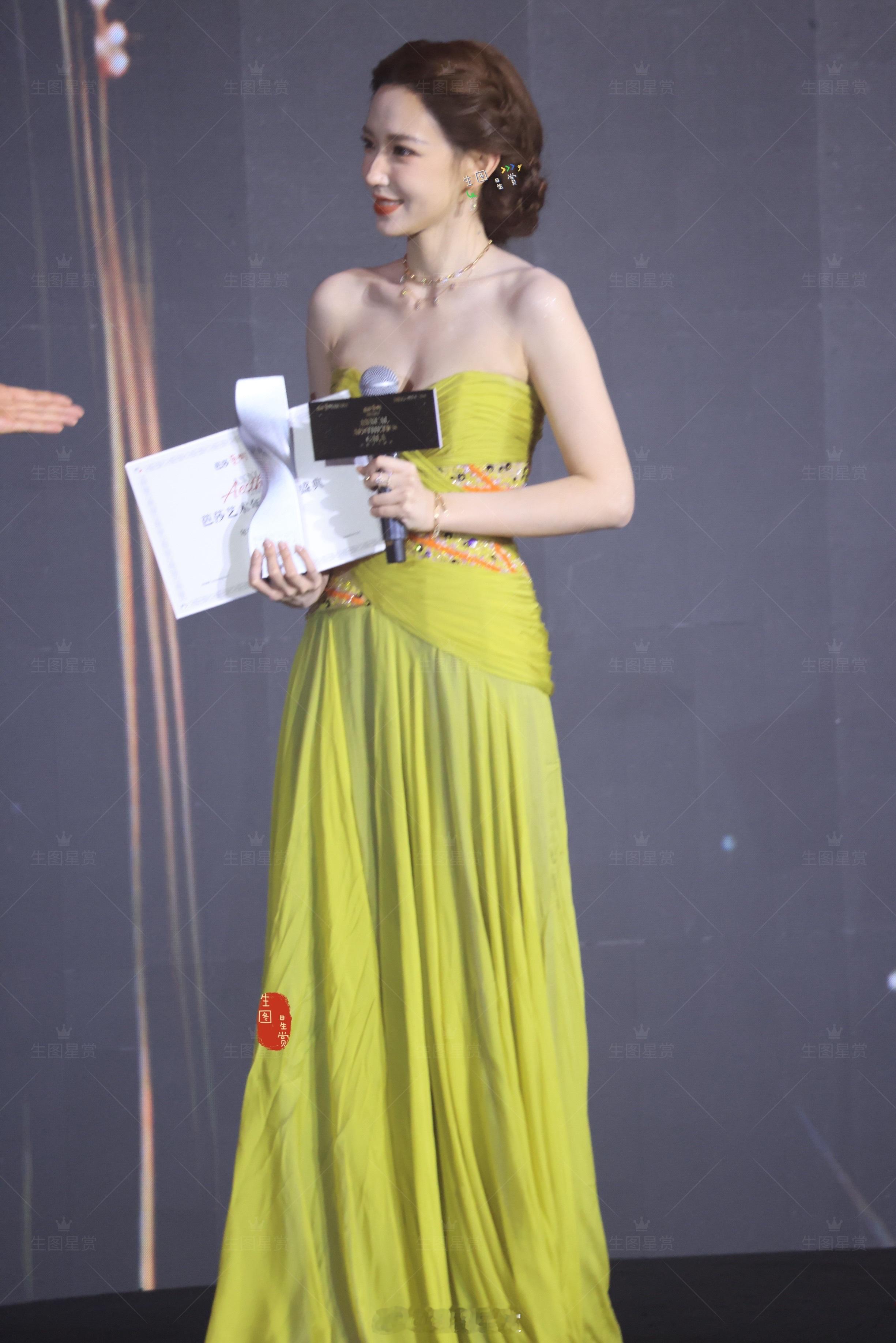 公主程潇，明艳优雅💛芭莎艺术盛典颁奖礼出图芭莎艺术年度美学盛典程潇红毯