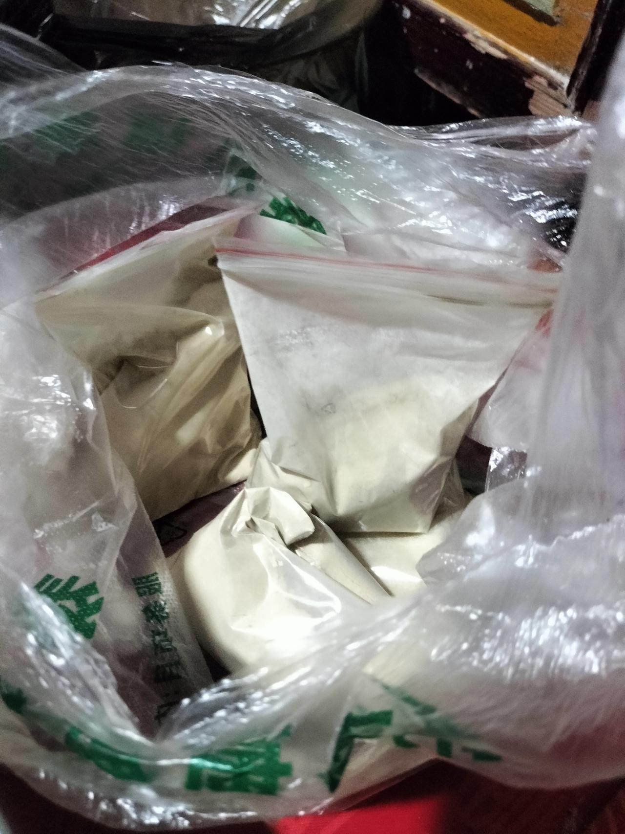我是第一次吃田七粉，也就是三七粉，在正规的大医院买的，我买了 200克，医生说一