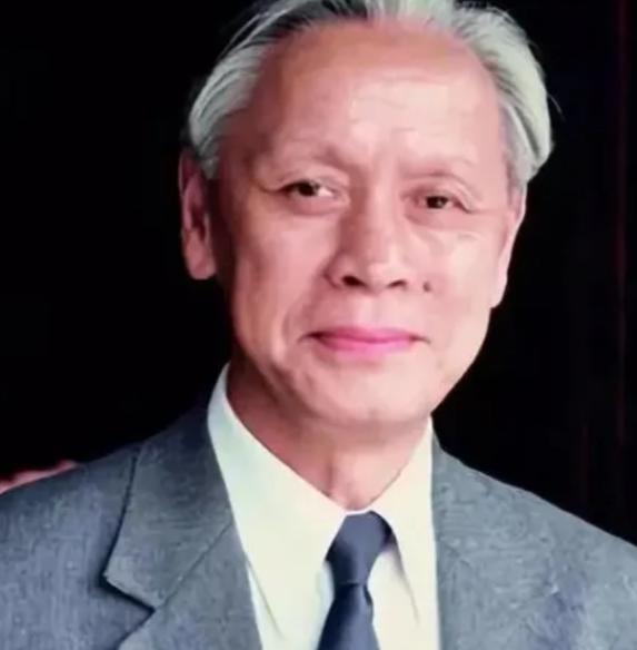 1959年，他瞒着妻子，偷偷把一管不明液体，灌进不满一岁的儿子嘴里，看着儿子对他